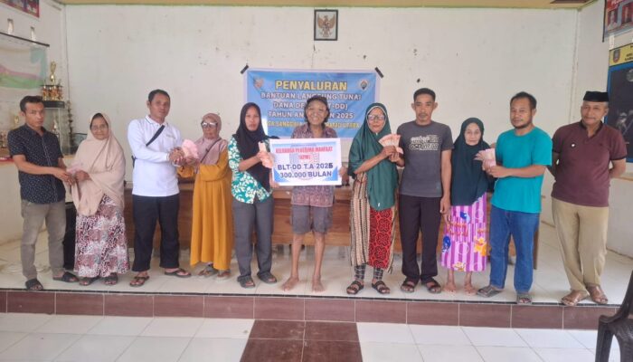 Pemdes Sanggula Kecamatan Moramo Utara Salurkan BLT-DD Kepada 39 KPM.