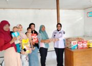 Cegah Stunting, Pemdes Wawatu Kecamatan Moramo Utara Bagikan Makanan Tambahan untuk Warga