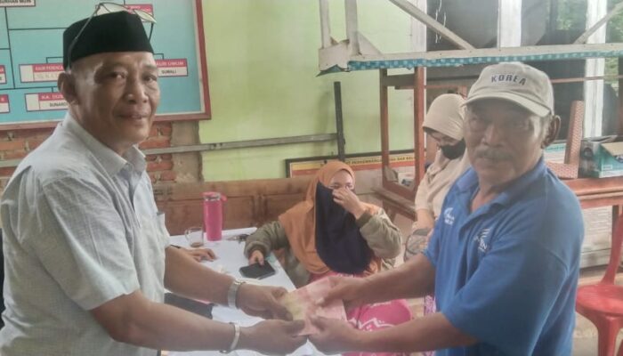 Pemdes Kota Bangun Kecamatan Ranomeeto Resmi Menyalurkan BLT-DD Kepada 13 KPM