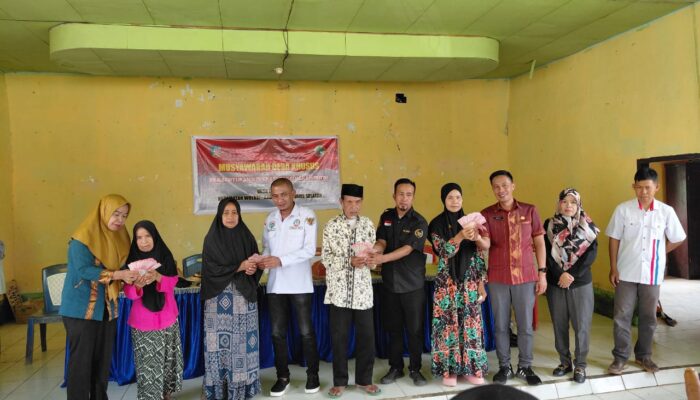 Pemerintah Desa Wolasi Salurkan BLT-DD Kepada 6 KPM, Kades Berharap Manfaatkan Sebagaimana Mestinya