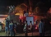 PT Sambas Minerals Mining Bersama Kontraktor Turunkan Water Truck Bantu Padamkan Kebakaran Lahan di Kelurahan Amondo.