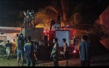 PT Sambas Minerals Mining Bersama Kontraktor Turunkan Water Truck Bantu Padamkan Kebakaran Lahan di Kelurahan Amondo.